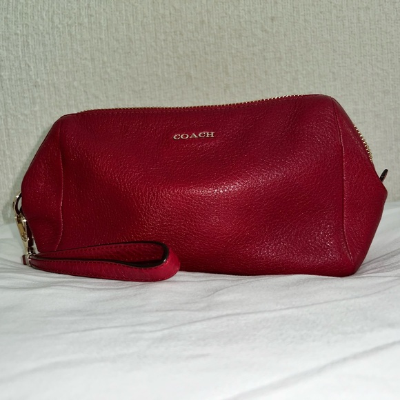 Vintage! Coach wristlet in deep red with gold hardware - Picture 3 of 9